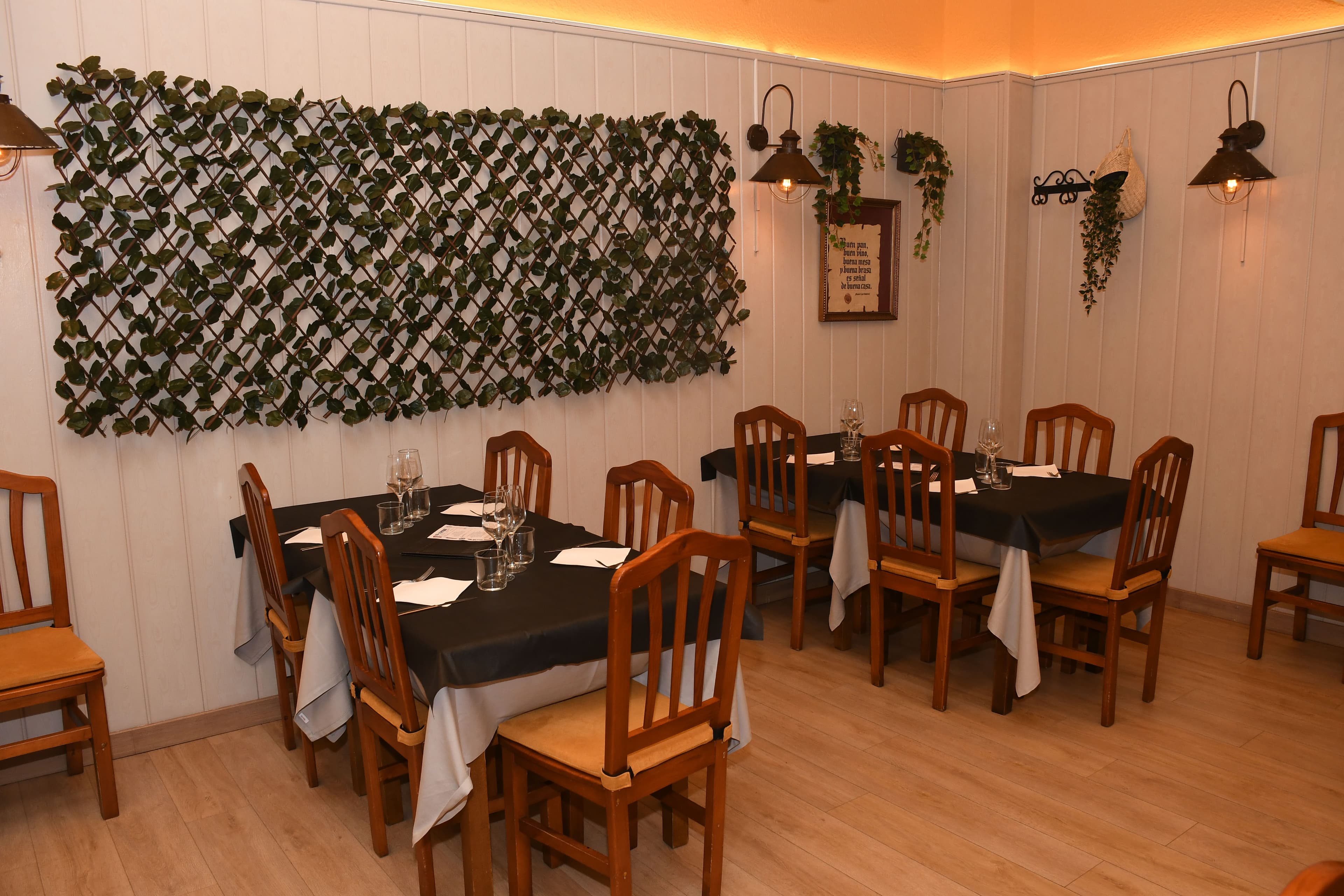 Comedor interior de Brasa Los Cántaros en el centro de Zaragoza